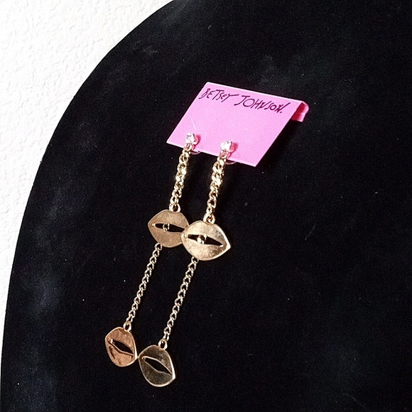 New Vintage! BETSEY JOHNSON First Date Collection Dangling Lips Earrings. - Picture 3 of 8
